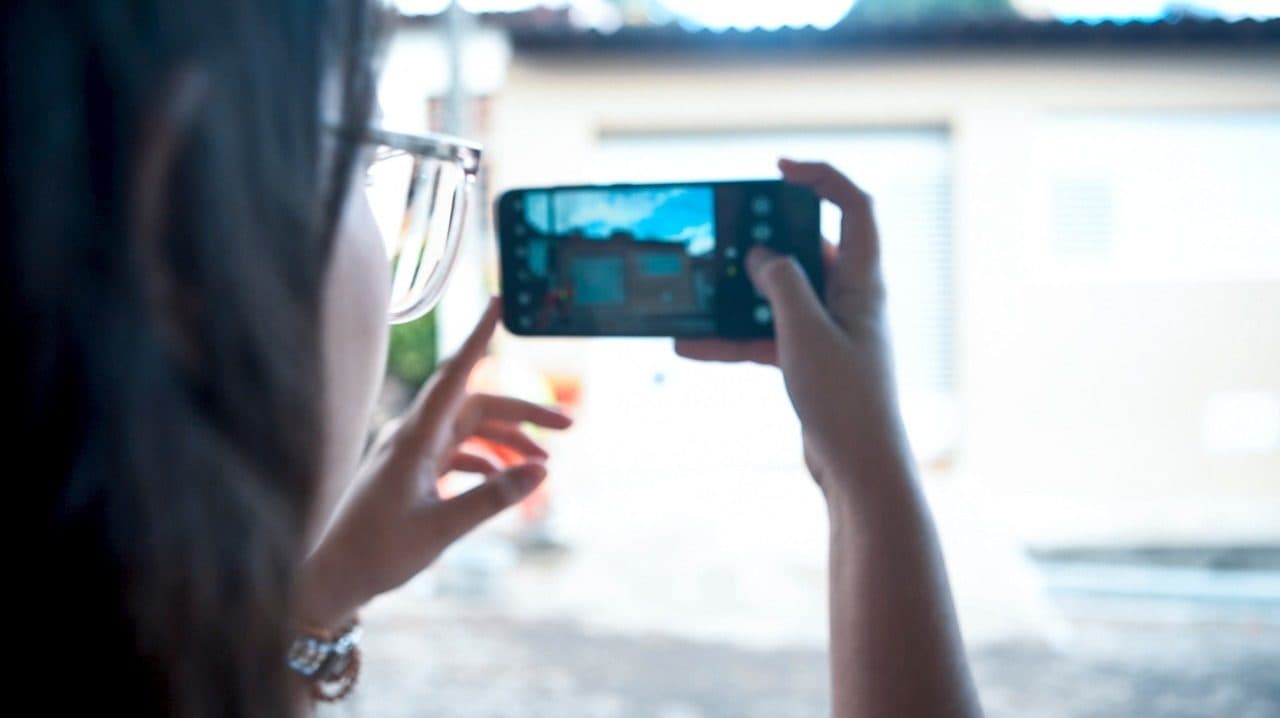 Registro fotográfico da fachada de um imóvel feito pelo celular