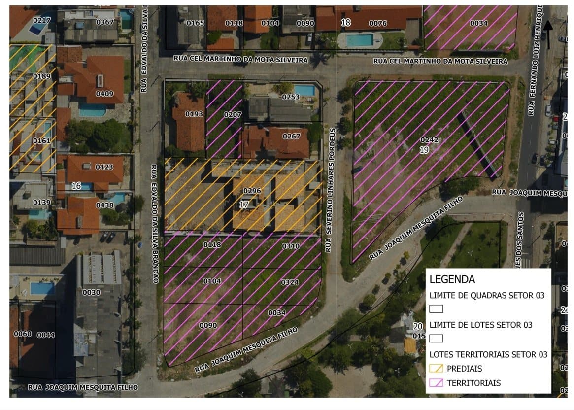 Base cadastral de um setor urbano sobre ortofoto, com lotes prediais e territoriais em hachura e numeração de quadras