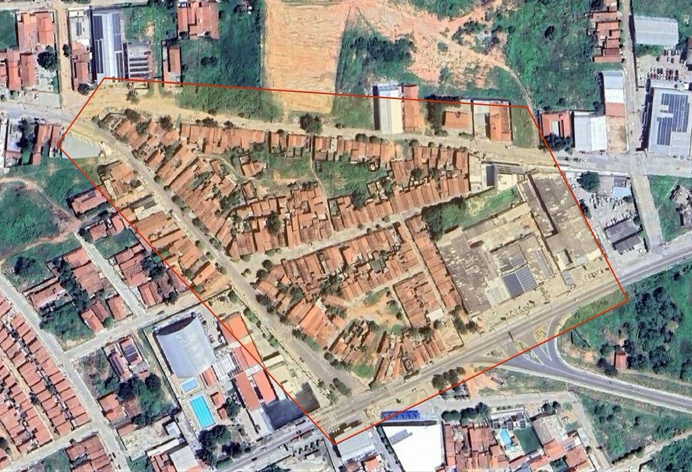 Ortofoto de um núcleo urbano com o perímetro de regularização delimitado em vermelho